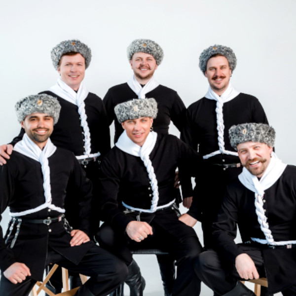 Едут с песней казаки
